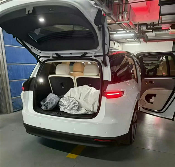 35万级家用纯电SUV 理想i8实车内饰首次曝光：比较眼熟