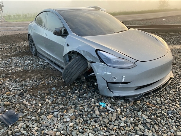 特斯拉FSD被指在铁路口无法识别火车 美监管机构已介入调查