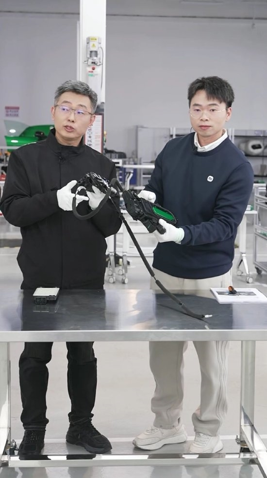 YU7门把手配备专用电源 还能切换到机械模式!雷军:小米车轮子撞掉是丢轮保车