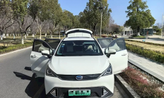 第一代新能源车主：说换电池贵都是扯 有本事把电池开坏试试