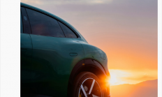 雷军晒YU7美景：新疆自驾一定不要错过赛里木湖