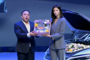 比亚迪第100万汉车主交车！女足最美门将赵丽娜