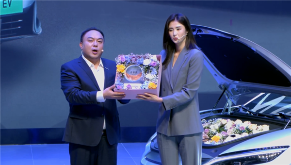 比亚迪第100万汉车主交车!女足最美门将赵丽娜