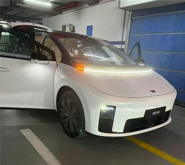 35万级家用纯电SUV 理想i8实车内饰首次曝光:比较眼熟