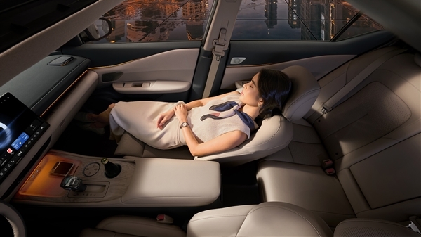 燃油车全球首搭鸿蒙座舱版 日产天籁上市30天订单过万