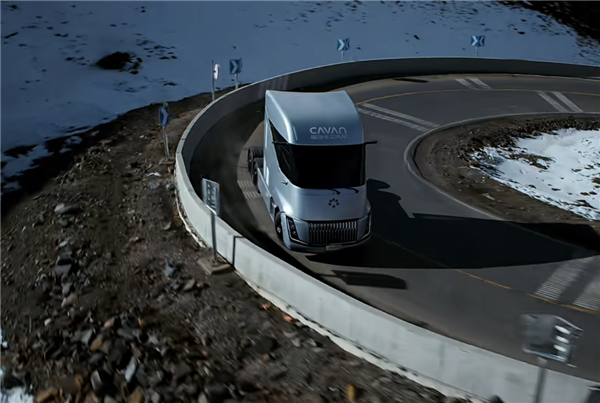 北汽福田发布国内首款量产液氢重卡：15分钟加满能跑1000公里