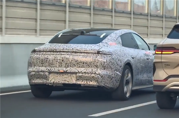 鸿蒙智行尚界Z7实车曝光：设计和保时捷“心有灵犀”