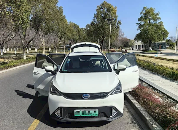 第一代新能源车主：说换电池贵都是扯 有本事把电池开坏试试